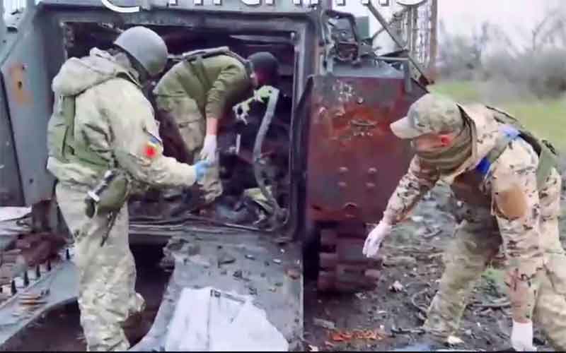 Появилось видео, как солдаты ВСУ достают останки экипажа из сгоревшей БМП